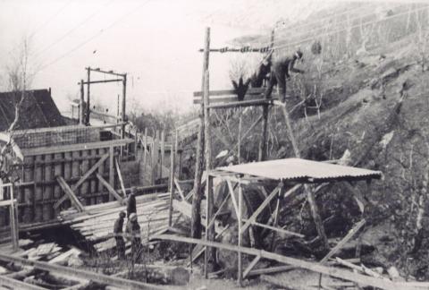 For å få straum til anlegget måtte dei byggja spenn over fjorden og linje frå Årøy kraftverk.
