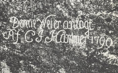 Hammer var ikkje nøgd berre med eitt minnesmerke. I ein stor stein ved Jakobstigen ved Maristova fekk han hogge inn dette i 1799:  "Denne Wei er anlagt Af C. J. Hammer 1799."