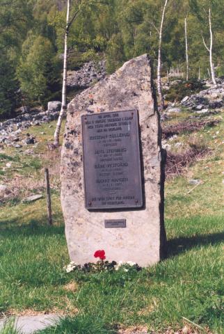 "Steinen som no er reist skal minna oss om dei som gav livet for fridomen og fedrelandet," sa Anders Lunden i avdukingstalen 17. mai 1945.