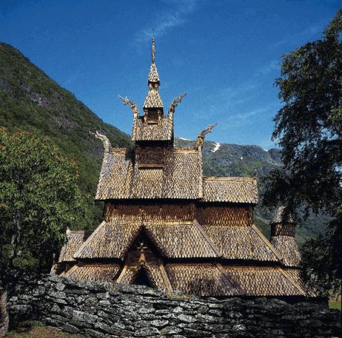 Utvendig er Borgund stavkyrkje mest særprega, og det er verd å merke seg det runde tårnet over den austlegaste delen av koret. Det sylinderforma tårnet og spiret er eit særsyn, og øvst på taket står takryttaren som gir kyrkja eit ekstra høgreist preg.
