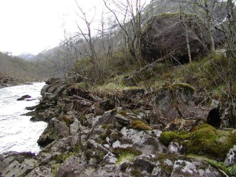 Restane av vassinntaket på Svoa der demningen førde vatnet inn i røyrgata. Borda er rotna bort, men armeringsjarnet og røyrskøytane ligg att.
