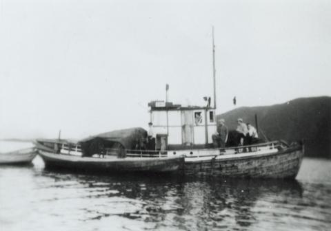 M/G <i>Fiks,</i> motorgavl 44 fot, reiste over i oktober 1941. Med var 17 unge menn, fleire av Lambrechtsslekta. Skipper var Karl Lambrechts, som gjekk i marinen si spesialteneste og gjorde mange turar over Nordsjøen. Ein gong i 1943 henta han resten av familien.