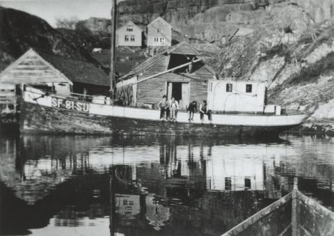 M/K <i>Stølsgut</i> frå Stølen var ein prektig båt på nær 60 fot. Etter ein dramatisk freistnad med eit anna farty, gjekk <i>Stølsgut</i> i oktober 1941 ut frå Bulandet med Olai Hillersøy som skipper. 21 personar var med, mellom dei to dødsdømde rømlingar frå Ulven. Eit døgn etter var dei framme. Båten forliste seinare på Shetland.