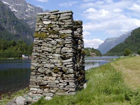 Varden sett frå sør. Han er eit forseggjort byggverk. Grunnflata er omlag 2,5 x 2,5 m og høgda 4,2 m.
