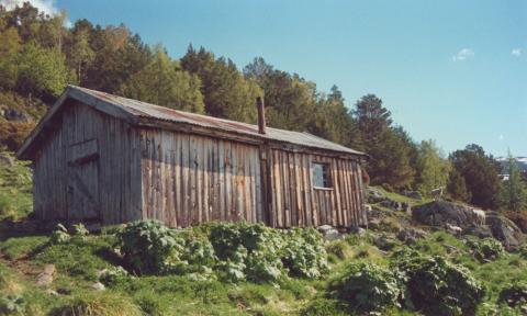 Det stod to sel på Åsastølen tidlegare. Dei vart leigd ut til arbeidslaga under linearbeid. Fleire av karane frå Johannes Kleppe sitt lag i 1936, har namna sine på vegger og bord her.
