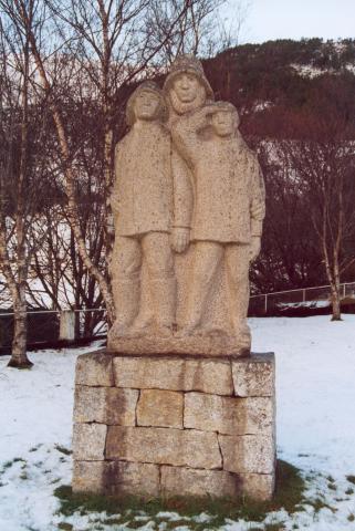 Fiskarmonumentet er laga av bilethoggaren Ståle Kyllingstad. Han gav kunstverket tittelen <b>Det kveldar på skjæret</b>.