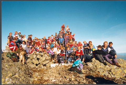 14. september 1996 vart det arrangert tur til Rambera. Veret var strålande, og rekordmange var på toppen den dagen. På dette biletet er det ca. 80 personar. Totalt trur ein ca. 150 var på Rambervarden denne dagen.