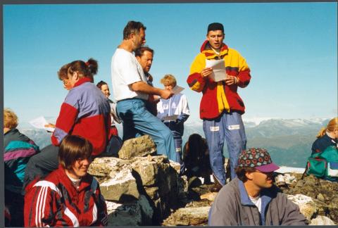 Eit blandakor syng songen om Rambera, skriven av Knut Hovland. Dei tre midt på biletet er Knut Hovland, Halvor Flatland og Ottar Wiik. Dato: 14.09.1996.