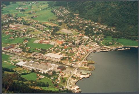 Vikøyri 1998. Vetløyri med Vik Verk i framgrunnen. Mellom elvane Vikøyri, og vest for elva Hopra, ligg småbåthamna. Byggjefelta Prestberget og Hopperstadmarki ligg oppe i lia . Vidare oppover er Bøadalen. Biletet er teke frå Kyrelvstupet.