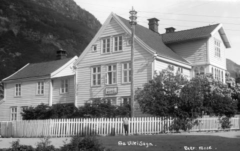 Gamle Hopstock hotell. Til hotellet høyrde ein flott hage. Der var det lysthus, og rikeleg med tre, busker, blomster og gangstiar. Mange saknar gamlehotellet med den flotte hagen. Mons Thorsen kjøpte hotellet av Hopstock-arvingane i 1950.