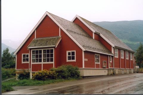 Slik såg Vikjahalli ut hausten 1999. Det føregjekk då påbygging i sørenden, der scenen er. Inngangspartiet i nord vart ombygt og påbygt i 1993. Med desse påbyggingane har vikjene framleis eit tenleg forsamlingshus.