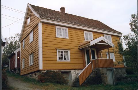 Det nye gjestgivarhuset med nytt inngangsparti bygt i 1996. Dette huset vart flytta frå Bergen. Det er eit typisk klassisistisk hus, med dører og vindauge symmetrisk plasserte, rett ovanfor kvarandre. Det var opphavleg ikkje kjøken i nyehuset. All matlaging føregjekk i gamlestova.