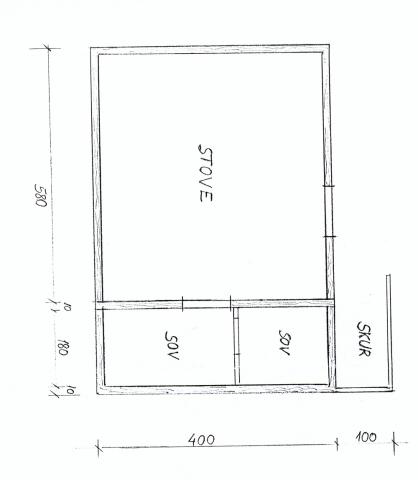 Planteikning av Astridstova. Huset er 7.80 x 4 m og inneheld tre rom. Ei stor stove og to mindre rom. Eit skur er bygt inntil eine langveggen.