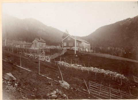 Eldhus, smie, stovehus og løe på bruk 2. Biletet er teke før det vart bygt til vedhus innåt eldhuset og smia, og før stovehuset vart påbygt.