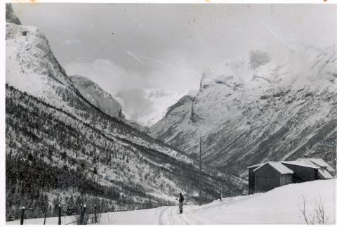 Uthusa på bruk 1 fotograferte ein vinterdag. Det er mektig natur kring Otterhjell, lengst borte ser me Fresvikbreen.