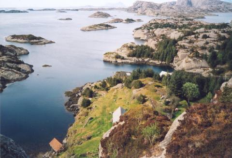 Frå fjellet ovafor Stokkevåg, med utsyn mot nord, kan me sjå begge dei to sildevågane på garden. Eigentleg kunne bonden til ei viss grad halde auga med begge vågane samtidig ved å setje seg på ein bergknatt like nord for huset. I tillegg til desse vågane kom mange gode silde- og makrellvikar som også høyrde inn under eigedommen.<br />
Det andre bruket i Stokkevåg, Solheim, ligg ved enden av vågen til høgre, og fell utanfor biletkanten.