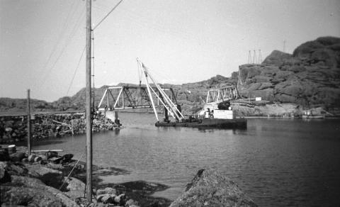 Brua over Rørdalsfjorden på Ytre Sula vart oppsett kring 1960. Brua var den utsjalta Langebrua i Førde. No skulle ho få eit nytt liv her ute. Firmaet Aalen stod for monteringa. Brua kom på båt, heilt demontert. Så sette dei saman ein del på kvar side av straumen. Eit kranfarty heisa så dei to elementa på plass. Vegen var no køyrande frå Kolgrov og inn til Rørdalsfjorden.