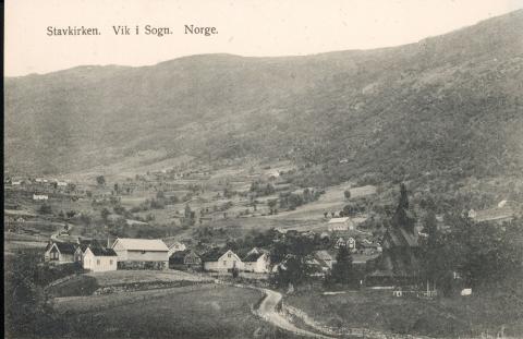 Olav Hoprekstad var fødd og oppvaksen på Hopperstad i Vik, ikkje langt frå stavkyrkja. Fotoet syner stavkyrkja og nokre av gardstuna på Hopperstad, men ikkje den garden Hoprekstad var frå. I sitt yrkesaktive liv budde han i Bergen, der han var lærar og rektor. Hoprekstad var der aktiv i lag og organisasjonar.