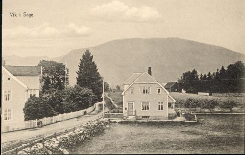 Den fyrste ekserserplassen i Vik låg på Vikøyri, der garden Sjøtun kom seinare. Sjøtun vart offisersgarden i Vik. På dette biletet ser me telthuset som låg ved ekserserplassen, det er det mørke huset bak det fremste huset. Dette telthuset vart selt og rive i 1924.