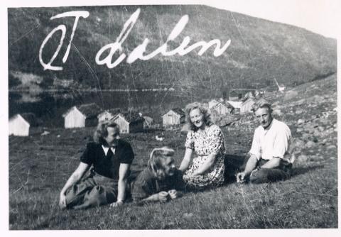 Jentene har fått søndagsfriar. Personane er Magnhild Gimmestad, Kristina Rygg, Magny Gimmestad og Ingolf Gimmestad.