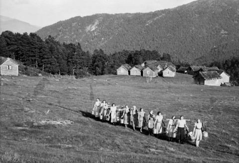 13 jenter på veg til vatnet og båt til Dalsbøen.