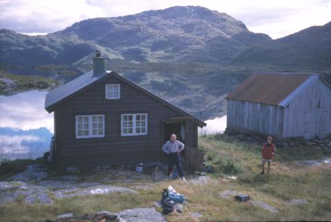 Nytt sel, fjøs bak.