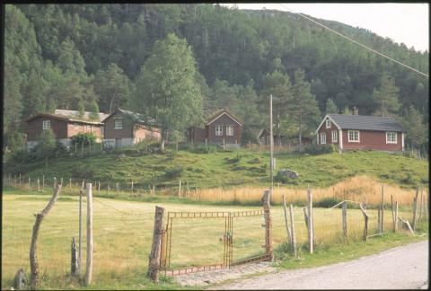 Breistølen med hus, dyrka mark og hovudveg.