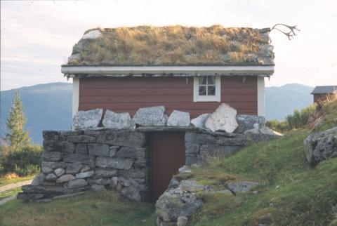 Fjøs med sel oppe.