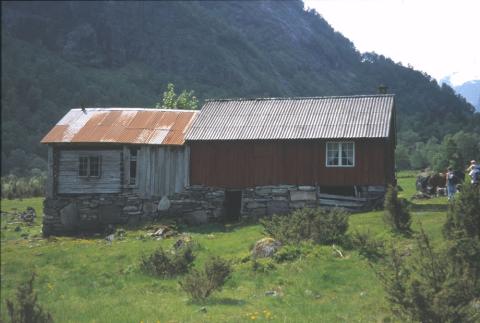 Hus på Skjerdalstølen. To fjøs under, eit sel i kvar ende over. Høy i midten.