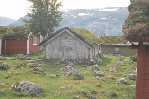 Gamalt lafta fjøs på Øvresetstølen.