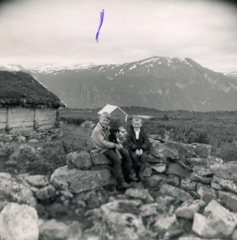 Gamle stølsmurar på Rustastølen. På biletet ser vi Finn-Ove  og Jan Tore Jordanger.