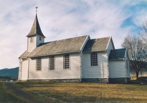 Guddal kyrkje står på garden Engja sin grunn. Garden ligg på sørsida av Guddalsvatnet.
