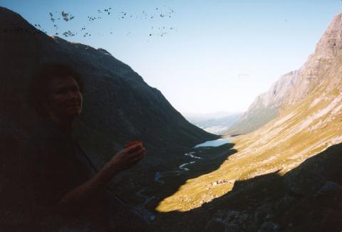 Høgredalen med stølen i solstripa.