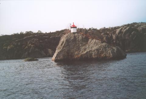 På sørsida av Seglsteinen er nokre lite synlege nakkar som framparten av "Ferndale" vart ståande på. Bakparten hang utfor. Når så skipet i tillegg vart heilt utbrent, var det berre rimeleg at det brotna av.