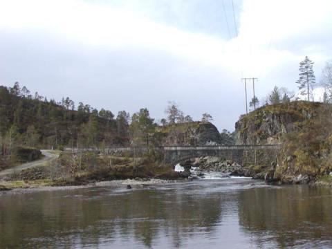 Oversiktsbilete frå nord. Brua er eit vakkert byggverk som fell fint inn i terrenget.
