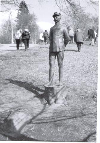 Henrik Angell-statuen, reist i 1923, er ei av tre statuar i Holmenkollen. Dei to andre er av Kong Olav og Fritjof  Nansen.