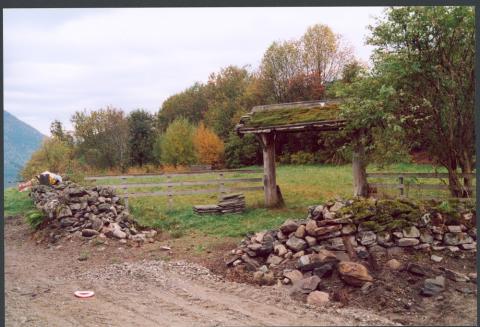 Inngangen til den gamle kyrkjestaden i Hetlestranda sett mot vest. Den austre delen vart rydda for villniss og pløgd om på 1990-talet.