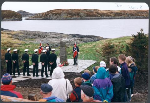 Minnehøgtid ved bautaen på Melvær 1995 i høve 50-årsdagen for freden 8. mai 1945. Området rundt minnesteinen er noko endra i høve til korleis det var då steinen vart reist. Omkransinga av steinar og lekkjer er erstatta med eit hellelagt felt.