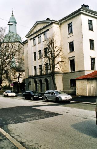 Bergen katedralskole vart grunnlagt 1153. Denne bygningen er frå 1840. I fasadefeltet  øvst (i trekanten) står: BERGENS * KATHEDRALSKOLE. Under gesimsen står årstalet MDCCCXL (1840) mellom to stjernesymbol. Dette var det året huset vart vigsla og teke i bruk.