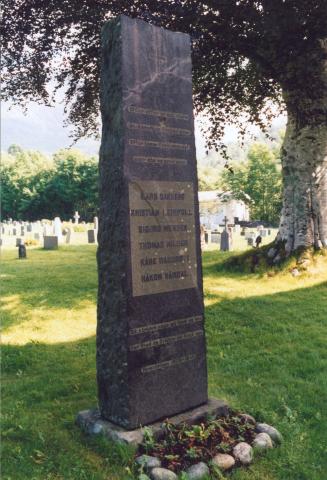 Minnesteinen over dei seks frå Holmedal sokn som fall i krigen 1939-1945 står attmed kyrkja i Holmedal.