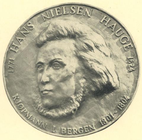 Portrettmedaljong av Hans Nielsen Hauge laga av bilethoggaren Sofus Madsen (1881 - 1977). Portrettet er laga etter eit målarstykke som kom for dagen i København i "nyare tid". Det viser Hauge i 30-årsalderen, og er det einaste biletet som er måla av han medan han levde. Medaljongen står på ei minnetavle oppsett på Krosskyrkja i Bergen i Haugeåret 1971, 200 år etter at han vart fødd.
