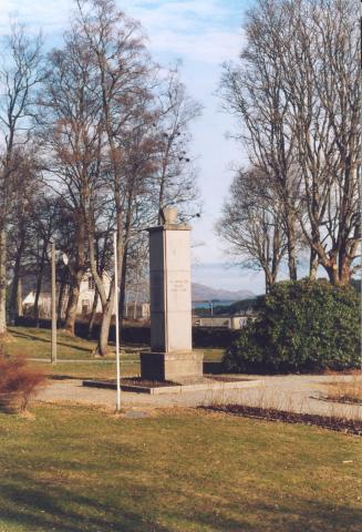 Minnesmerket over dei falne frå Flora ved kyrkja i Florø våren 2001. A/S Vestlandske Stenhuggeri laga det 8,5 tonn tunge minnesmerket i granitt som kom til Florø i 15 element.