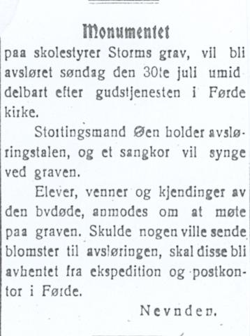 Notis i Fjordabladet, Nordfjordeid, 11. juli 1922, underskriven "nevnden". Diverre manglar arkivet etter denne, ei minnesteinnemnd.