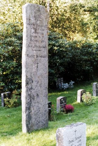 Minnesteinen om brannulukka på Solvang på kyrkjegarden i Førde.