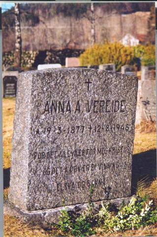 Minnesteinen på grava til Anna Vereide, på kyrkjegarden på Vereide. Nordfjord krins av Norges Søndagsskoleforbund reiste steinen i 1947.