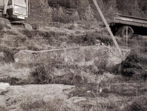 Minnesmerke-nemnda ville ha ein stein frå nærområdet. Dei fann ein på garden Henriksbø som høvde godt.