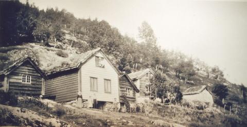 Tunet i Ytre Dyrdal kring 1920, barndomsheimen til Jon.
