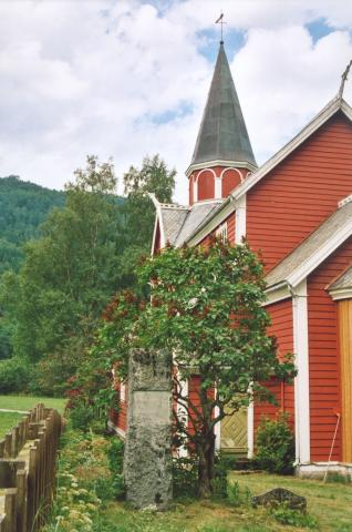 Minnesteinen over Jon Dyrrdal på kyrkjegarden ved kyrkja i Ortnevik. I 2002 var skriftteikna på det næraste uleselege og vart friska opp med svart kontrastfarge til den lyse bergarten.
