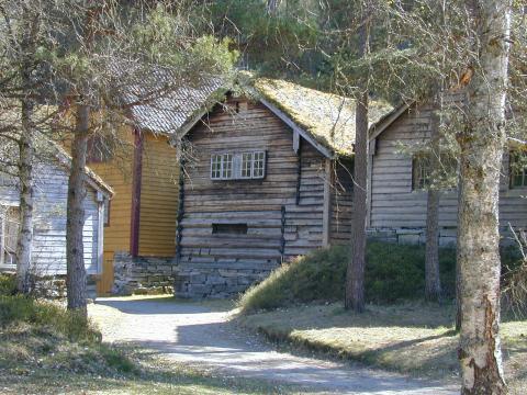 Bygningane står i klynge, som i dei gamle Nordfjordtuna, og representerer ulike epokar, funksjonar og byggemåtar.


