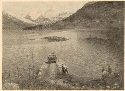 Våren 1960. Medan dei transporterte steinen med hest i mange år, gjekk dei over til lastebiltransport heilt på slutten av 1950-talet. Vegen eller steinfyllinga er her kome eit stykke frå land på Sægrov-sida.